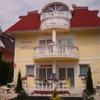 Crystal és Susanne Panzió, 18 szoba 48 férőhely