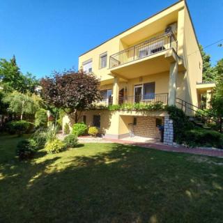 Almádi Apartman, 4 apartman 10 férőhely