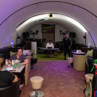 CE Plaza Hotel, 102 szoba 210 férőhely