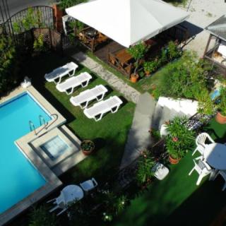 West Place Panzió, 12 szoba 24 férőhely