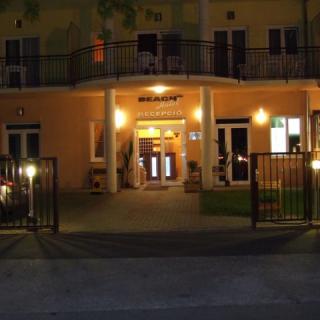 Beach Hotel, 25 szoba 70 férőhely