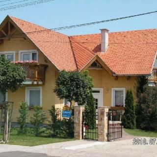 Apartman Zoltán, 3 apartman 12 férőhely
