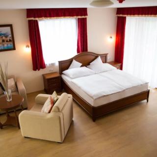 Luxury Hotel, 42 szoba 100 férőhely