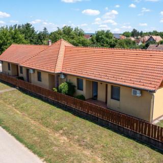 Csehivölgyi Vendégház, 5 apartman 15 férőhely