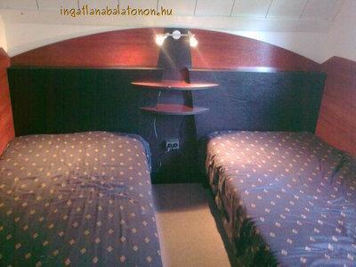 Balatonakarattyán közvetlen vízparti nyaraló stéggel (217)