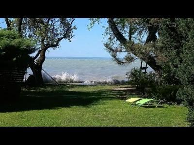 Balatonakarattyán közvetlen vízparti nyaraló stéggel (217)