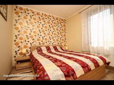 Új építésű modern vízközeli önálló nyaraló (940)