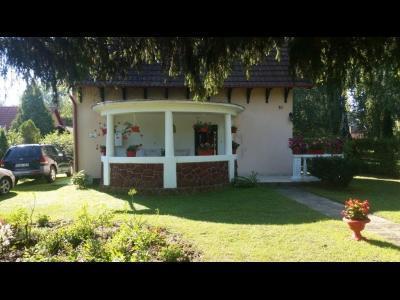 Balatonföldváron 8 fős önálló nyaraló kiadó