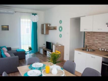 Balatonbogláron vízközeli, minimál luxusnyaraló (975)