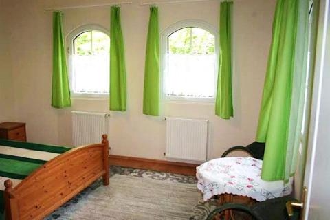 A Balatontól 400m-re 2 háló+nappalis ház kiadó 4+2 főnek (780)