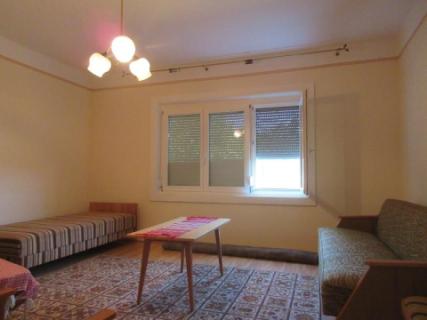 Badacsony közelében, hegyre, Balatonra panorámás családi ház