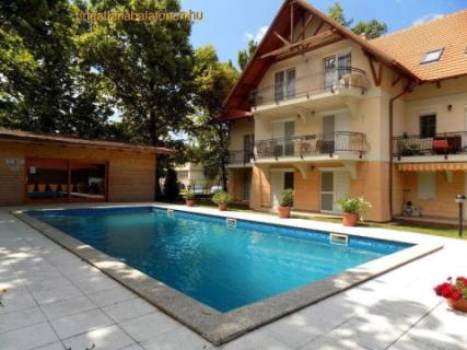 Balatonlellén medencés, klimatizált apartman kiadó (542)