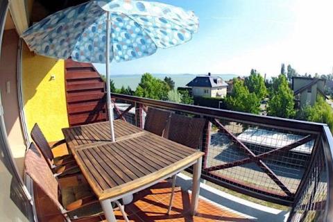 Balatonőszödön közvetlen vízparti panorámás apartman (219)