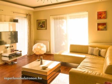 Balatonföldváron újépítésű, modern nyaraló (906)