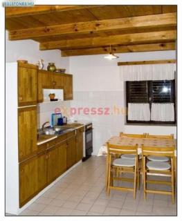 Balatonlellén 6 fős apartman kiadó a központban-strand 455 m-re.