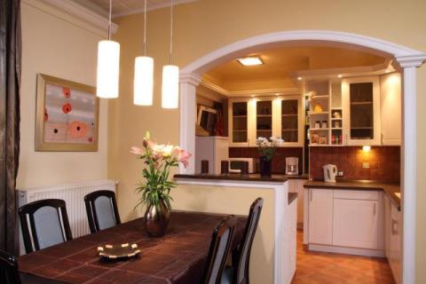 Balatonszárszó központi részén, közel a Balatonhoz és a centrumhoz