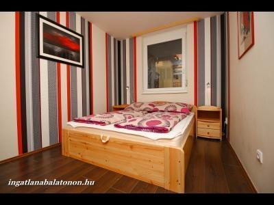 Balatonőszödi Hullám Üdülőparkban kiadó vízparti apartman (399)