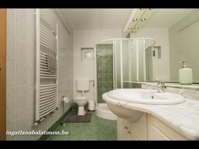 Balaton-parti 2 szobás apartman kiadó (327)