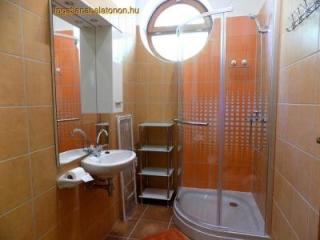 A Balatontól 100 méterre földszinti apartman max 4+2 főnek (853)