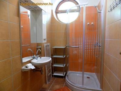 A Balatontól 100 méterre földszinti apartman max 4+2 főnek (853)