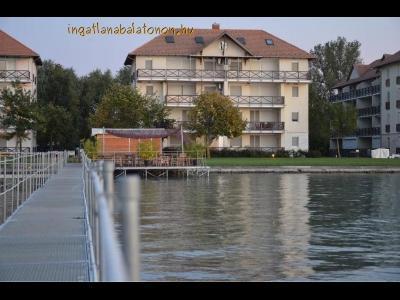 Balatonőszödi Hullám Üdülőparkban kiadó vízparti apartman (399)