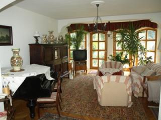 A Balatontól 800m-re elegáns villában 3 hálószobás apartman (115)