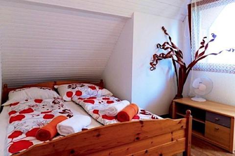 Vintage stílusú vízközeli 8+3 fős kiadó nyaraló (790)