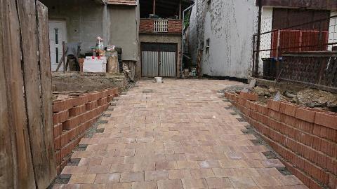 Kőműves munkák és térkővezese.