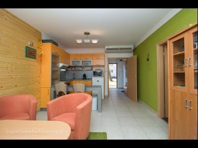 Vízparti apartman kiadó kertkapcsolattal (971)