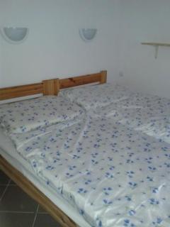 Balatonmáriafürdőn vízparthoz közeli nyaraló kiadó