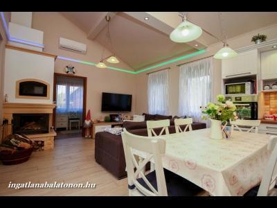 Új építésű modern vízközeli önálló nyaraló (940)