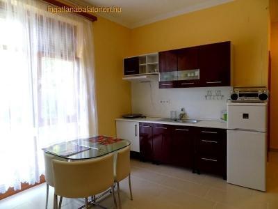 A Balatontól 100 méterre földszinti stúdió kiadó 2+1 főnek (852)