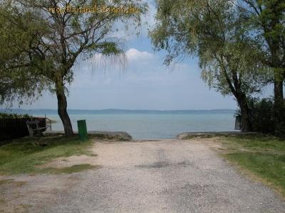 Zamárdiban 50m-re a Balatontól modern 4 hálós nyaralóház (213)