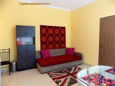 A Balatontól 100 méterre földszinti stúdió kiadó 2+1 főnek (852)