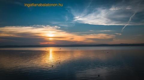 Ikerfél nyaralóvilla kiadó a Balatontól 30 méterre (956)