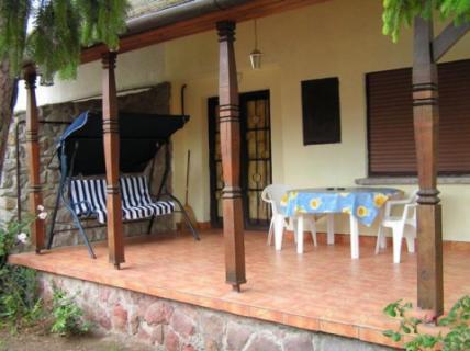 A Balatontól 100 m-re 9 fős nyaraló kiadó (24)