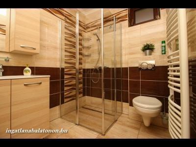 Új építésű modern vízközeli önálló nyaraló (940)
