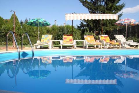 Balatonszárszó központi részén, közel a Balatonhoz és a centrumhoz