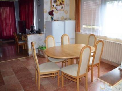 Apartmanház 6 szoba max. 18 fő Balatonfenyvesen (96)