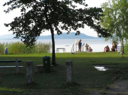 A Balatontól 100 m-re 9 fős nyaraló kiadó (24)