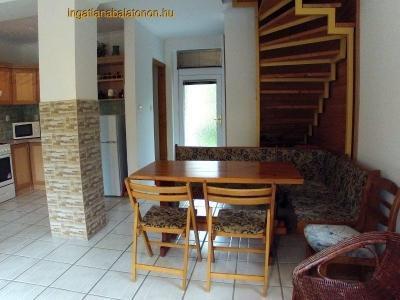 Ikernyaraló fele Balatontól 50 méterre kiadó max 8 főnek (339)