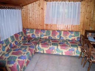 Balatonfenyvesen a strand közvetlen közelében vízparti nyaraló