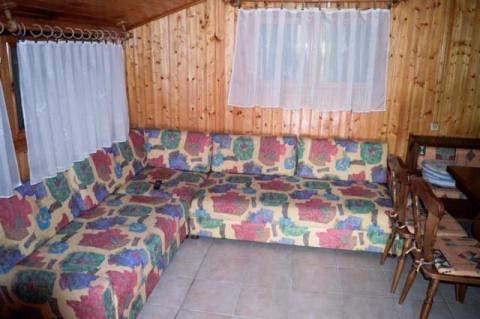 Balatonfenyvesen a strand közvetlen közelében vízparti nyaraló