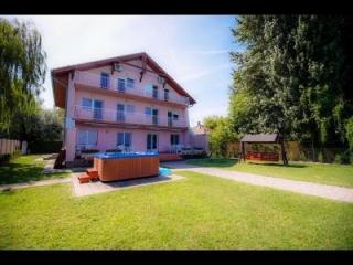 Közvetlen vízparti jakuzzis önálló nyaralóház (925)