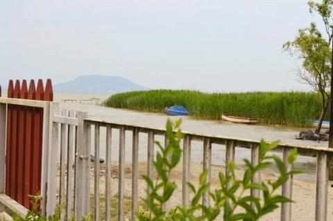 Balatonfenyvesen a strand közvetlen közelében vízparti nyaraló
