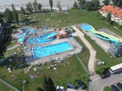 Balatonlellén 6 fős apartman kiadó a központban-strand 455 m-re.
