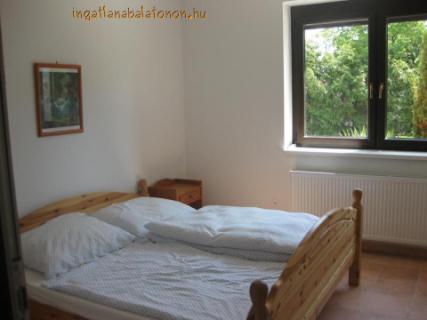 Vízközeli medencés apartmanban szállás max 7 vendégnek (297)