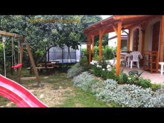 A Balatontól 800m-re elegáns villában 3 hálószobás apartman (115)