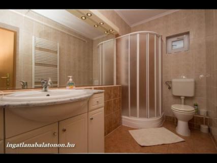 Vízparti, panorámás apartman kiadó (139)