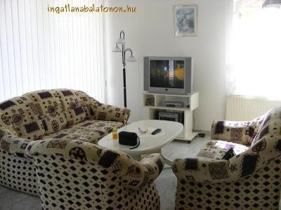 6 hálószobás újszerű nyaralóház Balatontól 1000 méterre (375)